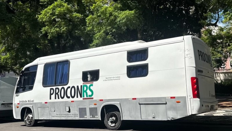 Imagem da unidade móvel do Procon RS estacionada em uma rua da Capital.